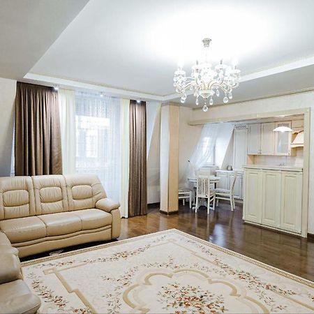 Cathedral Park And Pedestrian Zone Ultracentral Cozy Apartment In キシナウ エクステリア 写真