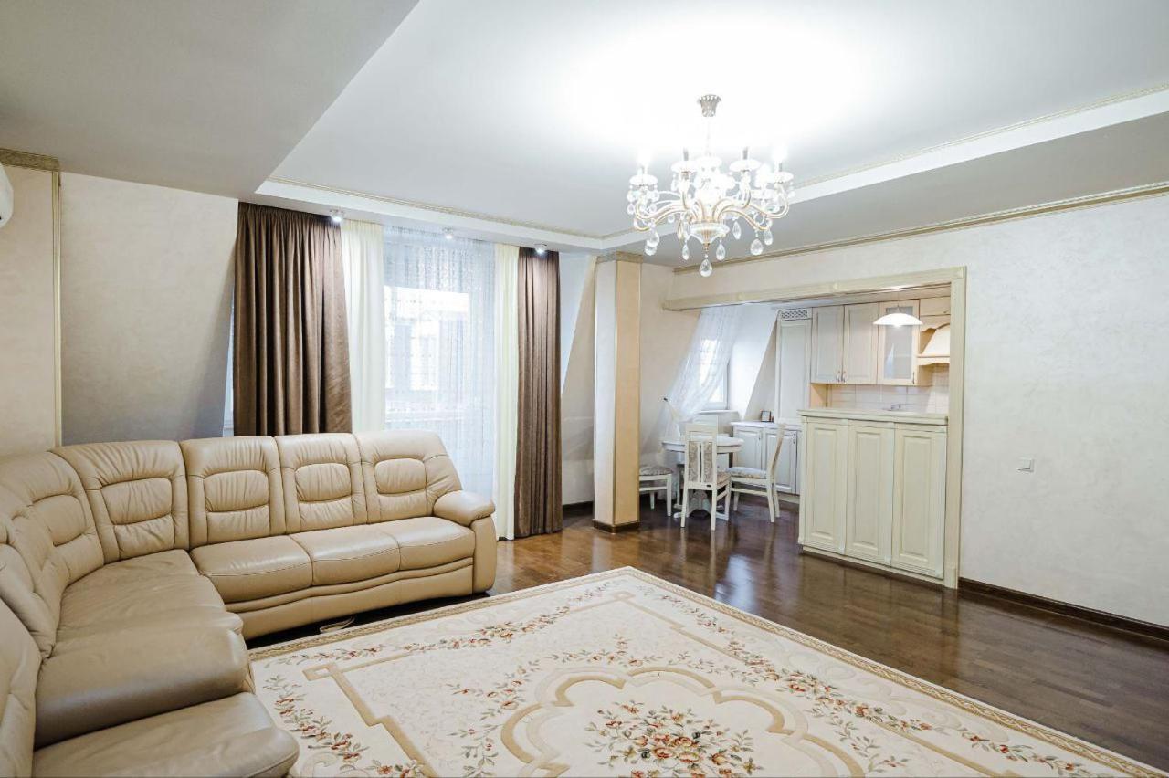 Cathedral Park And Pedestrian Zone Ultracentral Cozy Apartment In キシナウ エクステリア 写真