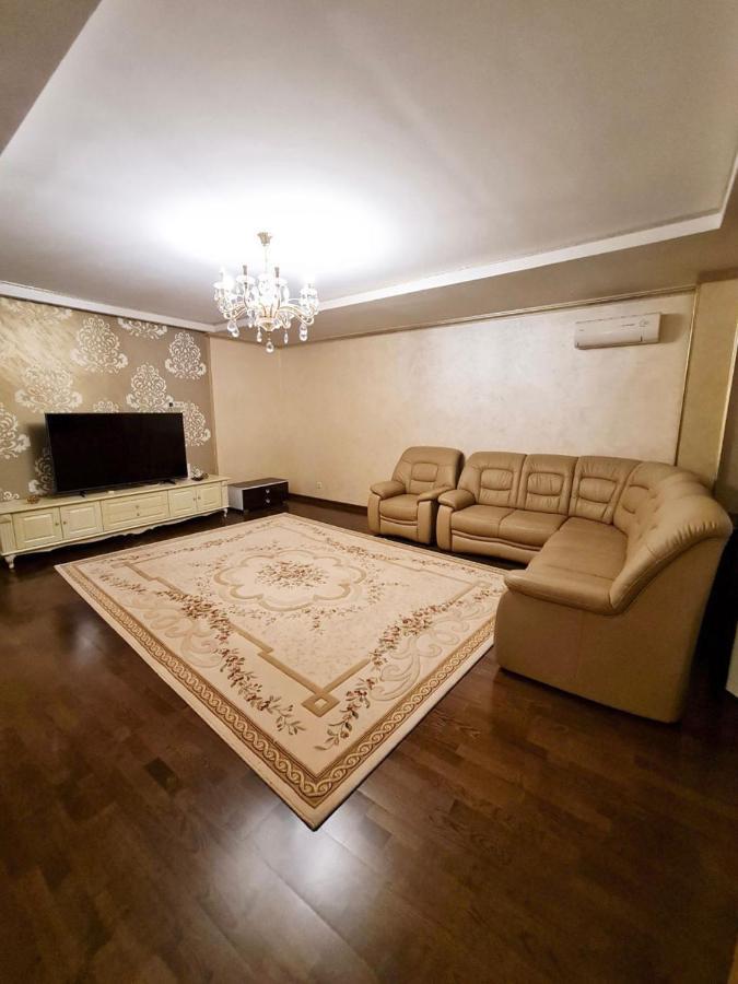 Cathedral Park And Pedestrian Zone Ultracentral Cozy Apartment In キシナウ エクステリア 写真