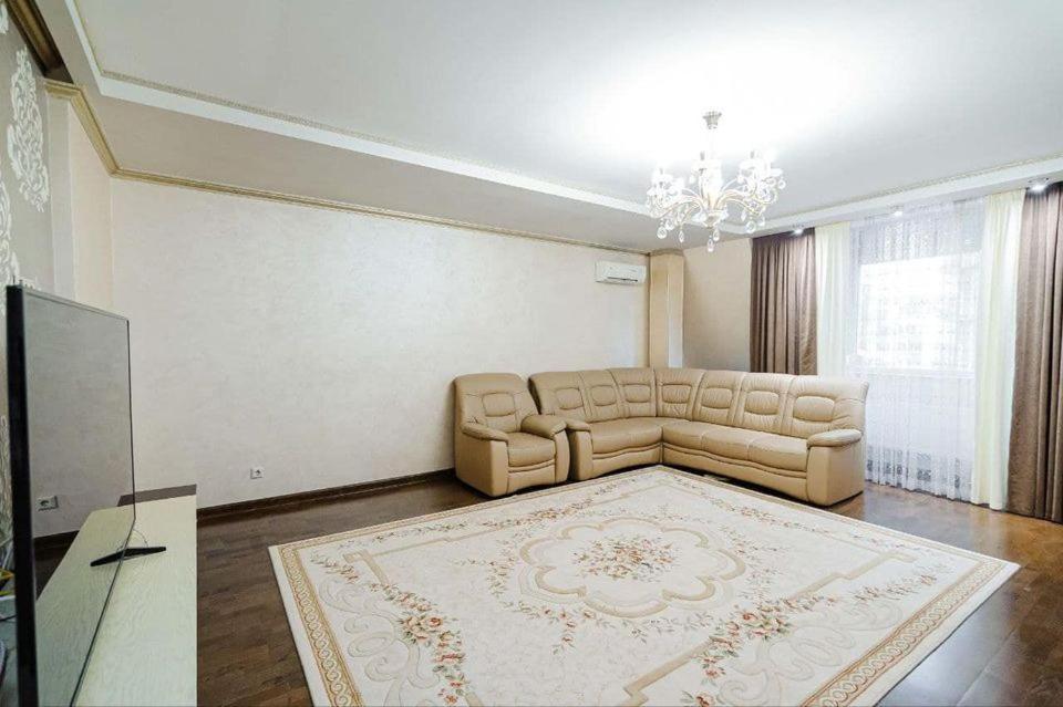 Cathedral Park And Pedestrian Zone Ultracentral Cozy Apartment In キシナウ エクステリア 写真
