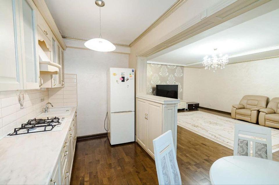 Cathedral Park And Pedestrian Zone Ultracentral Cozy Apartment In キシナウ エクステリア 写真