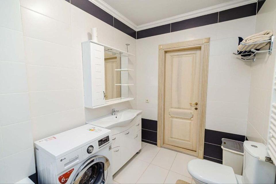 Cathedral Park And Pedestrian Zone Ultracentral Cozy Apartment In キシナウ エクステリア 写真